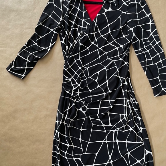 Jones New York black and cream print stretch dress.  Size 6 - Picture 2 of 9